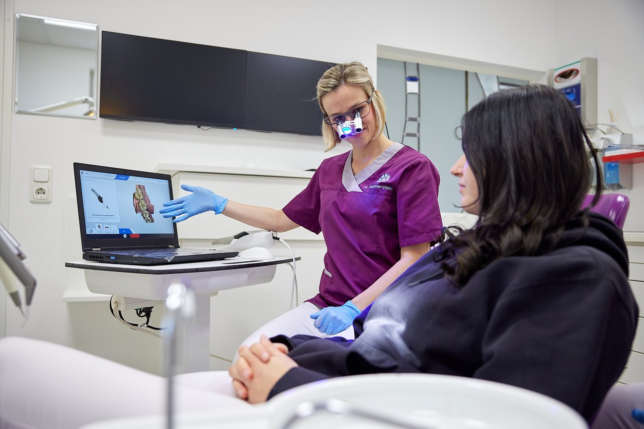 Zahnärztin zeigt Patientin ein 3D-Modell