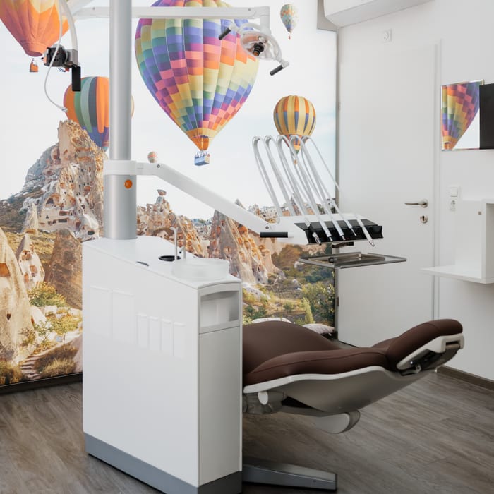 Behandlungszimmer mit Heißluftballon-Motiv