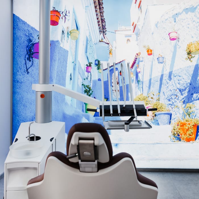 Behandlungszimmer mit blauem Gassen-Motiv