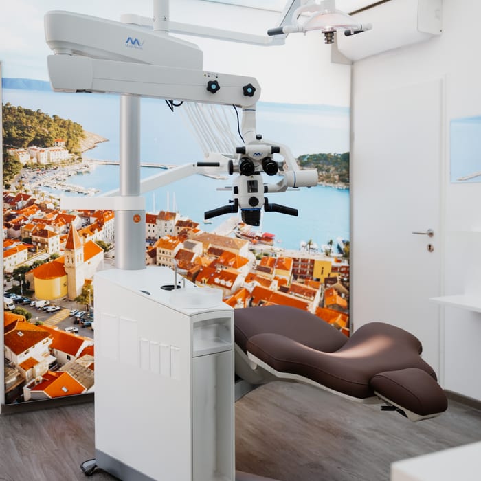 Behandlungszimmer mit Mikroskop und Küstenpanorama