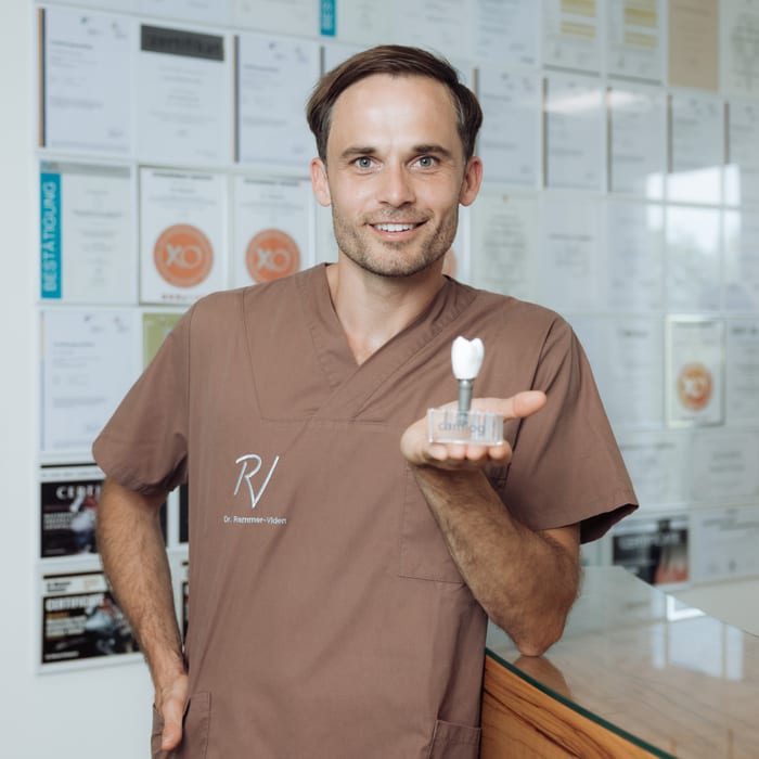 Dr. Rammer-Viden zeigt ein Implantat-Modell